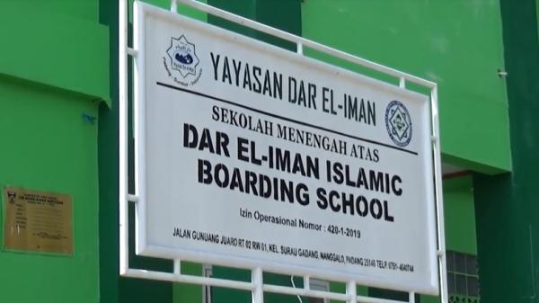 26 Guru dan Siswi SMA DAR El-Iman Padang Positif-1 26 Guru dan Siswi SMA DAR El-Iman Padang Positif Covid-19 (Budi Sunandar/MNC Portal)