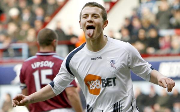 Jack Wilshere saat di Bolton. (Foto: The Sun)