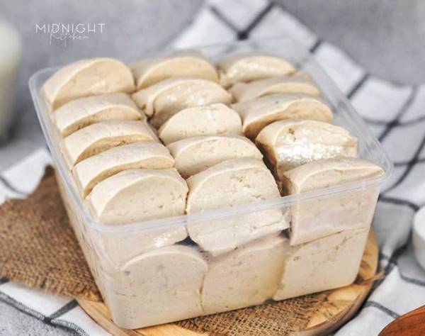 Mencicipi Tahu Susu (Foto: Instagram @midnight.ktchn)