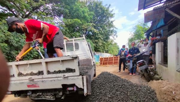 Pekerja melakukan pemblokiran jalan di Cipondoh Pekerja melakukan pemblokiran jalan di Cipondoh (Foto: MNC/ Isty)