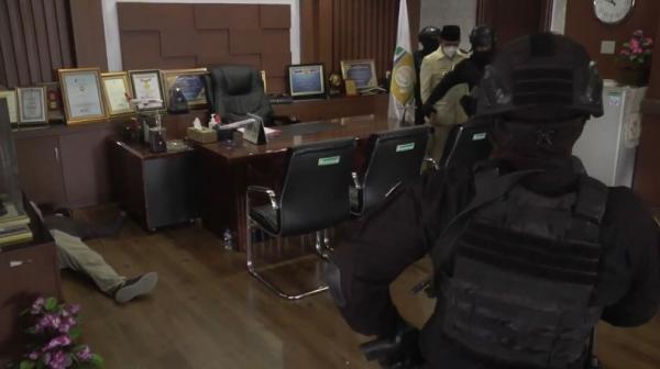 Teroris berhasil dilumpuhkan personel Brimob Polda Aceh. (Foto: iNews/Syukri Syarifuddin)