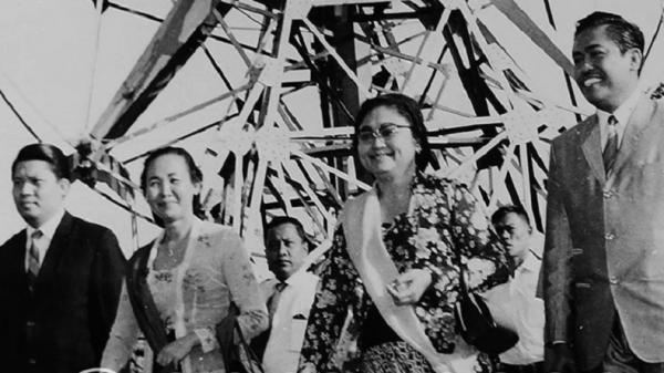 Tien Soeharto Penggagas TMII Ibu Tien Soeharto (tengah). (Foto: Arsip Perpusnas).