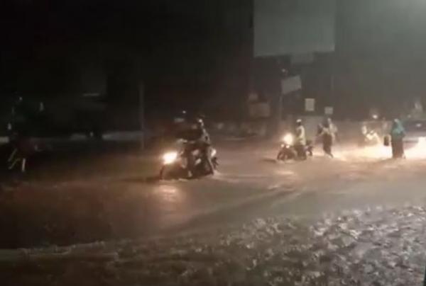 Sejumlah pengendara terjebak banjir saat melintas di ruas Jalan Ahmad Yani, Singaraja, Buleleng. (Foto: MNC Portal/Pande Wismaya)