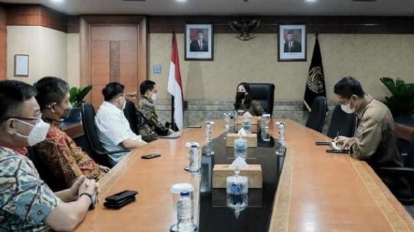 Angela Tanoesoedibjo 2 Wamenparekraf Angela Tanoesoedibjo bersama bupati dan wakil bupati minut.