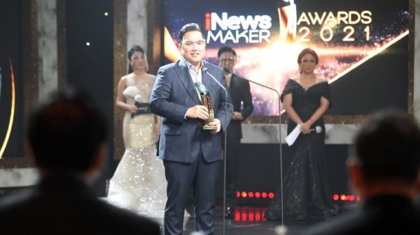 erick thohir 2 Menteri BUMN Erick Thohir menerima penghargaan iNews Maker Awards 2021, Rabu (7/4/2021) malam. (Foto: MNC Media).