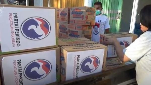 Partai Perindo menyalurkan bantuan bagi korban bencana di NTT, Jumat (9/4/2021). (Foto: MNC Portal/Emanuel Kau Suni)