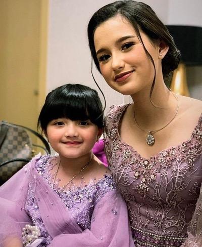 Arsy memakai kebaya ungu.