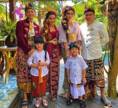 Arsy Hermansyah bersama keluarga.