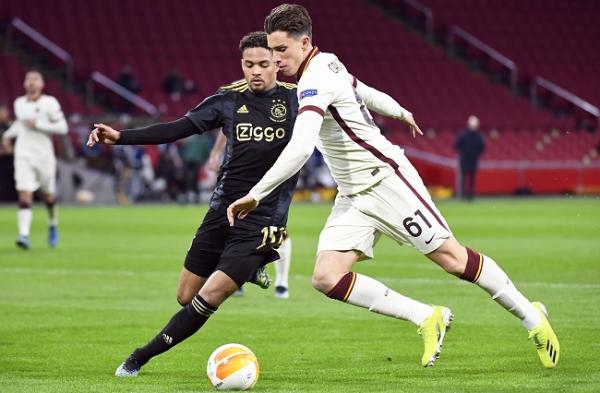 Pemain Roma Ini Kesal Dilempar Bola sama Ballboy Ajax, Eh Malah Kena Kartu Kuning