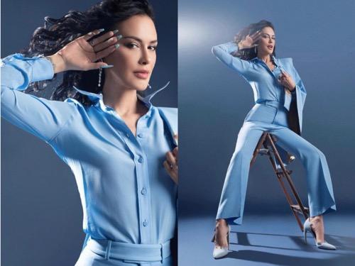 Sophia Latjuba mengenakan setelan biru formal.