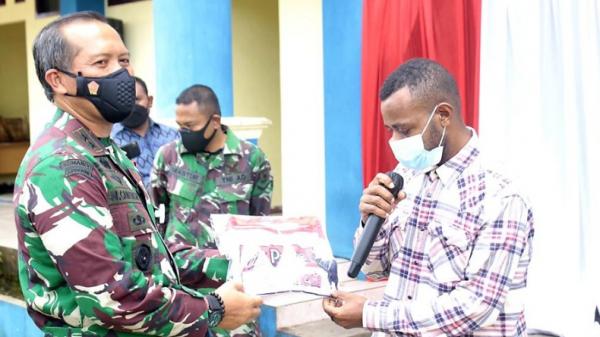 I Nyoman Cantiasa Pangdam XVIII/Kasuari Mayjen TNI I Nyoman Cantiasa (kiri) menyerahkan kaos kepada mahasiswa Universitas Papua. (Foto: Puspen TNI).