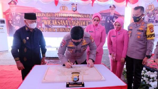 Kapolda Sulsel Irjen Pol Merdisyam saat menandatangani prasati Gedung Wicaksana didampingi Bupati Enrekang Muslimin Bando dan Kapolres AKBP Andi Sinjaya.