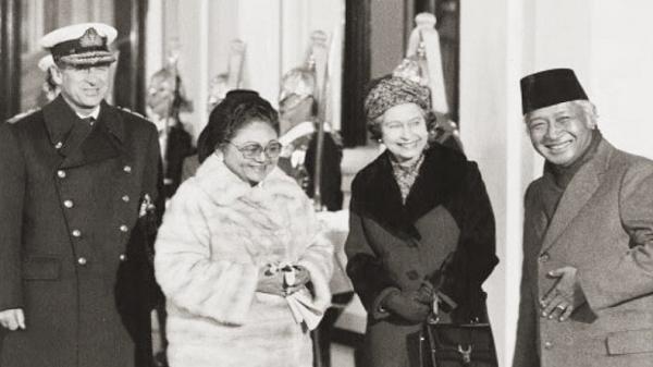 Pangeran Philip mendampingi Ratu Elizabeth II menyambut Presiden Soeharto dan Ibu Tien Soeharto pada 1979. Pangeran Philip meninggal dunia dalam usia 99 tahun, Jumat (9/4/2021). (Foto: IG/Archieve Cendana).