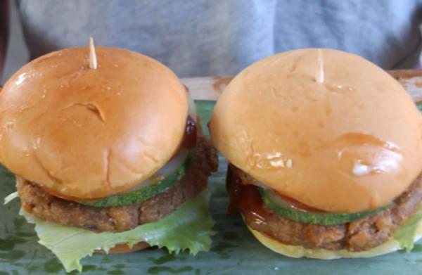 Burger isi tempe menjadi makanan sehat dengan cita rasa yang menggugah selera. (foto: iNews.i/Trisna purwoko)