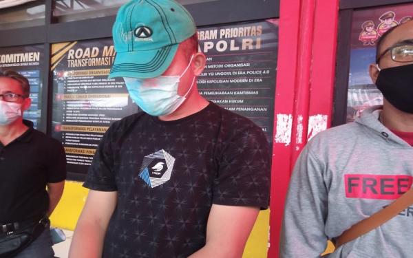 AKSI KOBOI CARINGIN Pelaku Ervin Renindhita (topi hijau) yang melakukan aksi koboi di Pasar Caringin, Kota Bandung. (Foto: iNews.id/Agus Warsudi)