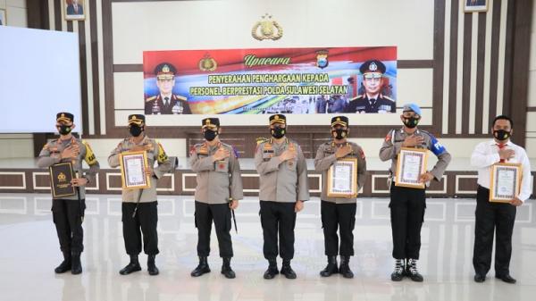 Kapolres Enrekang  AKBP Andi Sinjaya saat meraih penghargaan Pin Emas Kapolri di Aula Mappaodang Polda Sulsel, Senin (12/4/2021). (Foto: Istimewa)