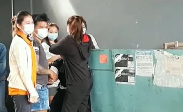 Keluarga korban kebakaran ruko di Singkawang. (Foto: iNews.id/Uun Yuniar)