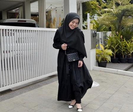 Lesti Kejora Lesti Kejora serba hitam.