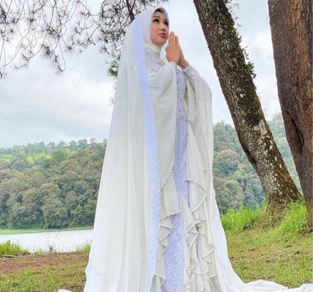 Lucinta Luna memakai hijab.