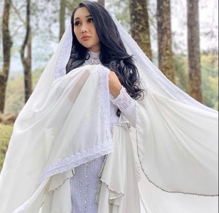 Lucinta Luna tampak anggun dengan gaun putih.