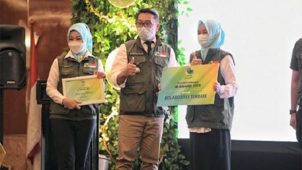 Ridwan Kamil bersama Atalia Praratya Kamil menyerahkan piagam penghargaan dalam Jabar Bergerak Award 2021. (Foto: Istimewa)