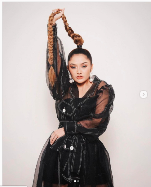 Siti Badriah menggunakan busana bergaya monokrom (Foto: Instagram)