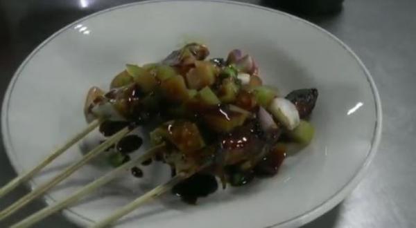 Sate bandeng di Waroeng Bandeng Juwana, Kota Semarang.  Foto: iNews/Wisnu Wardhana.