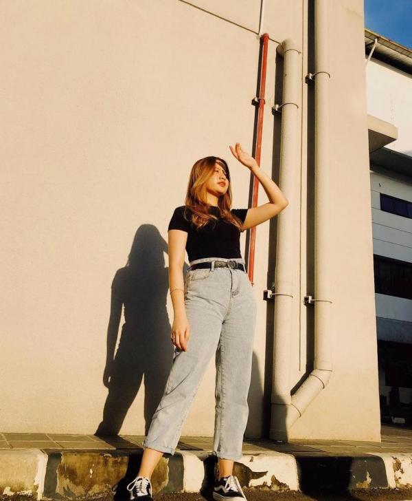 Anggi Marito tampil cantik saat memburu matahari terbenam (Foto: Instagram/Anggi Marito) 