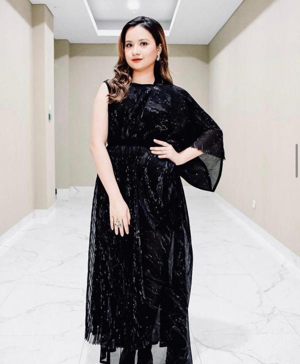 Anggi Marito tampil cantik dengan gaun hitam (Foto: Instagram/Anggi Marito) 