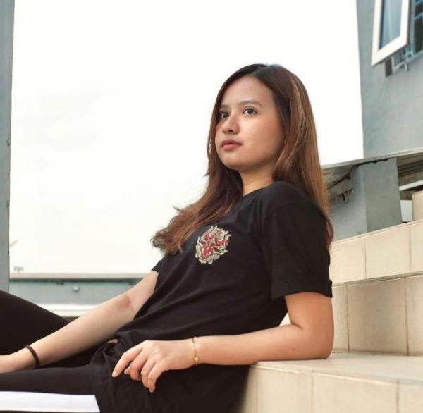 Anggi Marito tampil cantik sederhana dengan kaus hitam (Foto: Instagram/Anggi Marito) 