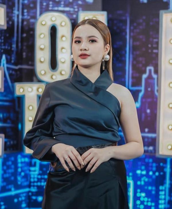 Anggi Marito tampil cantik seksi dengen gaya one shoulder serba hitam (Foto: Instagram/Anggi Marito) 