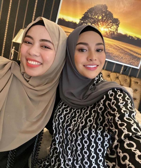 Aurel cantik dengan penampilan barunya mengenakan hijab bersama adik iparnya (Foto: Instagram/ Aurel Hermansyah)