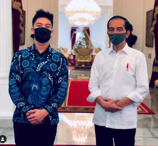 Boy William mengenakan batik. (Foto: Instagram/Boy William)