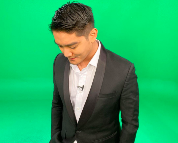 Boy William mengenakan jas. (Foto: Instagram/Boy William)