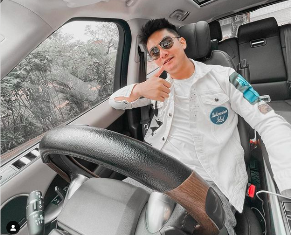 Boy William santai mengenakan busana serba puti. (Foto: Instagram/Boy William)