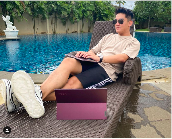 Boy William santai mengenakan kaos oblong. (Foto: Instagram/Boy William)