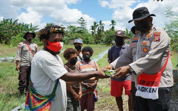 Binmas Noken Beri Bibit Pertanian untuk Kelompok Tani di Distrik Waina (Foto: Istimewa)