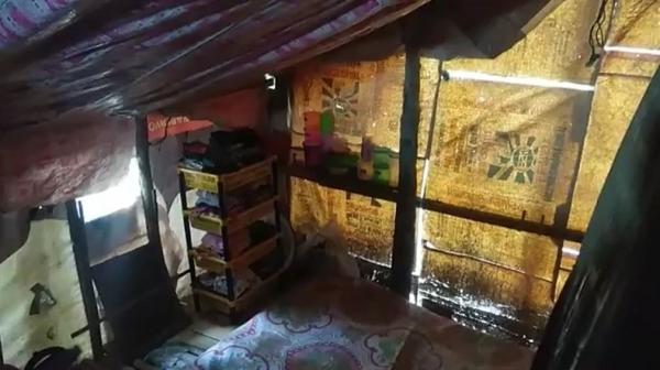 Dinding rumah tak layak huni ini terbuat dari kain spanduk bekas. (Foto: iNews/Jamal Pangwa)