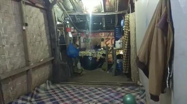 Bagian dalam gubuk reyot milik warga Pidie Jaya. (Foto: iNews/Jamal Pangwa)