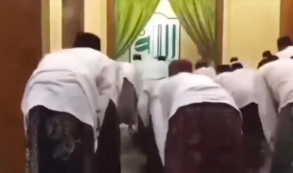 Tangkapan layar video salat Tarawih kilat di Pondok Pesantren Al-Quraniyah di Indramayu, Jawa Barat.