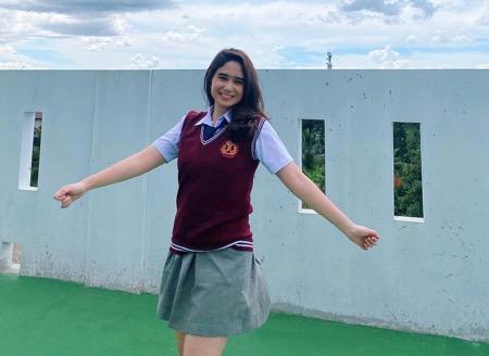 Tissa Biani 1 Tissa Biani pakai seragam sekolah.