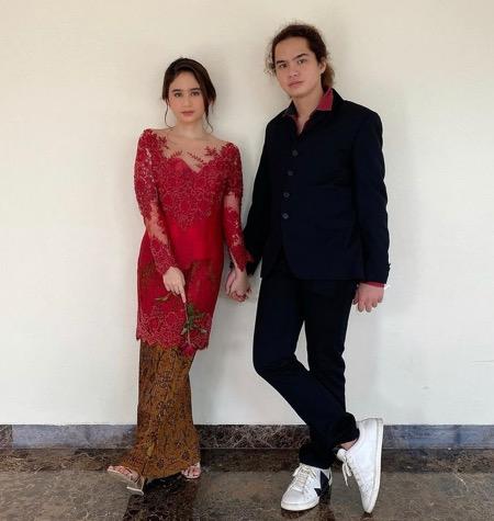 Tissa Biani 2 Tissa Biani saat kondangan dengan Dul Jaelani.