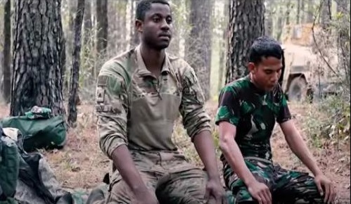 Di sela-sela latihan bersama di Fort Polk, Lousiana, Amerika Serikat, prajurit TNI AD menjadi imam salat berjamaah bagi tentara US Army. (Foto: Ist/Batalyon TV)
