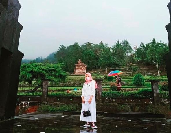 Sejumlah pengunjung menikmati pemandangan alam kawasan Candi, Kabupaten Semarang. (Foto: SINDOnews)