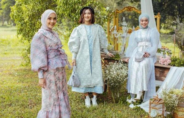 Lesty Mejora berfoto mengenakan busana muslim milik brand lokal, Sideline. (Foto: Instagram/Lesty Kejora)