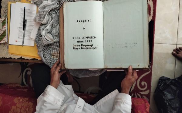 Alquran berusia 3 abad ditulis oleh TB Lathifoedin pada 1658. (Foto: Inin Nastain)