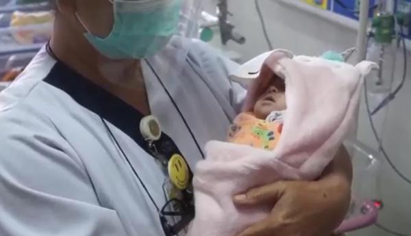 Bayi perempuan lahir prematur dari ibu yang positif Covid-19 di RSUP Sanglah, Denpasar, Bali. (Foto: iNews.id/Aris Wiyanto)