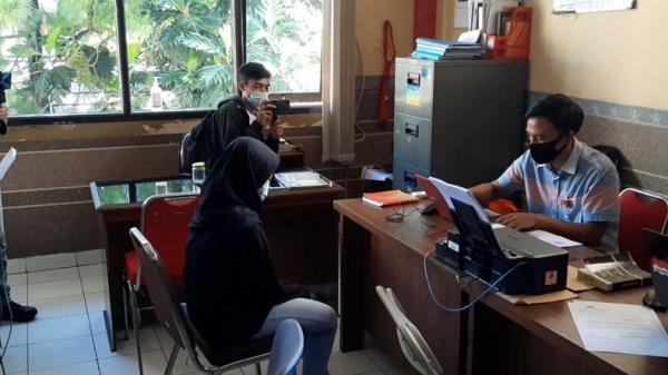 Risya, ibu kandung bayi, diperiksa intensif penyidik Satreskrim Polres Tasikmalaya Kota. (Foto: iNews/Asep Juhariyono)