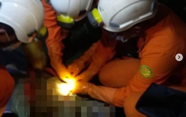 Tim Basarnas Bali mengevakuasi kakek tewas tercebur sumur di Abiansemal, Badung, Bali, Kamis (15/4/2021) dini hari. (Foto: Basarnas Bali)