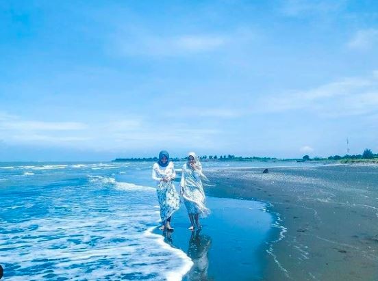 Dua wisatawan menikmati deburan ombak Pantai Tirang Kota Semarang. (Foto: Instagram)